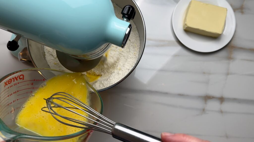 Brioche Eiermasse Zum Mehl Schütten