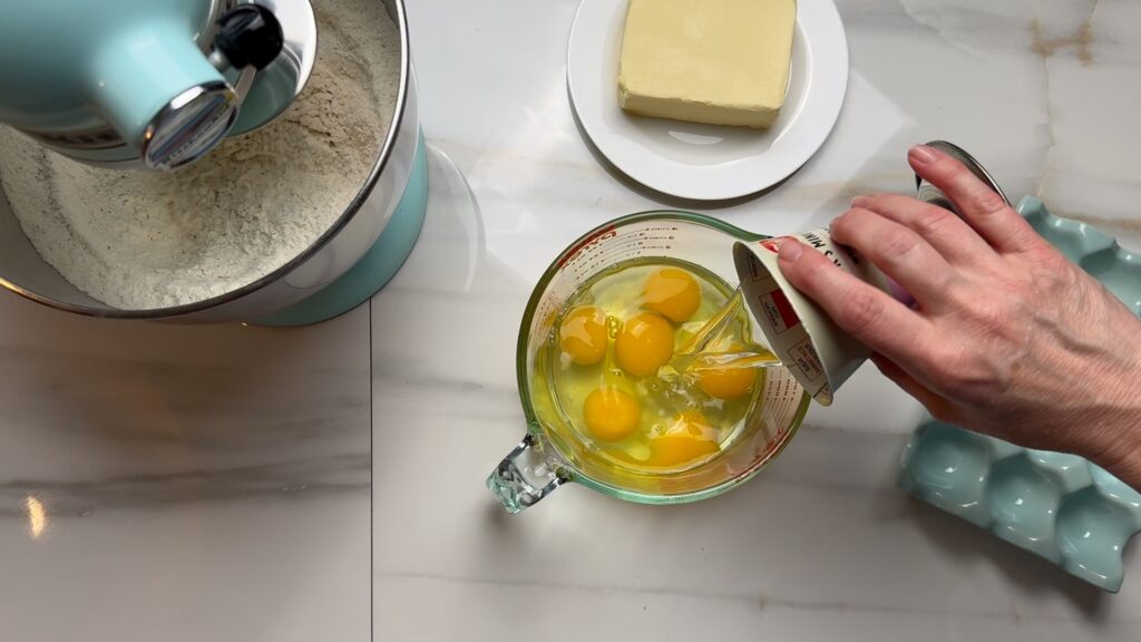 Brioche Wasser Ei Schütten