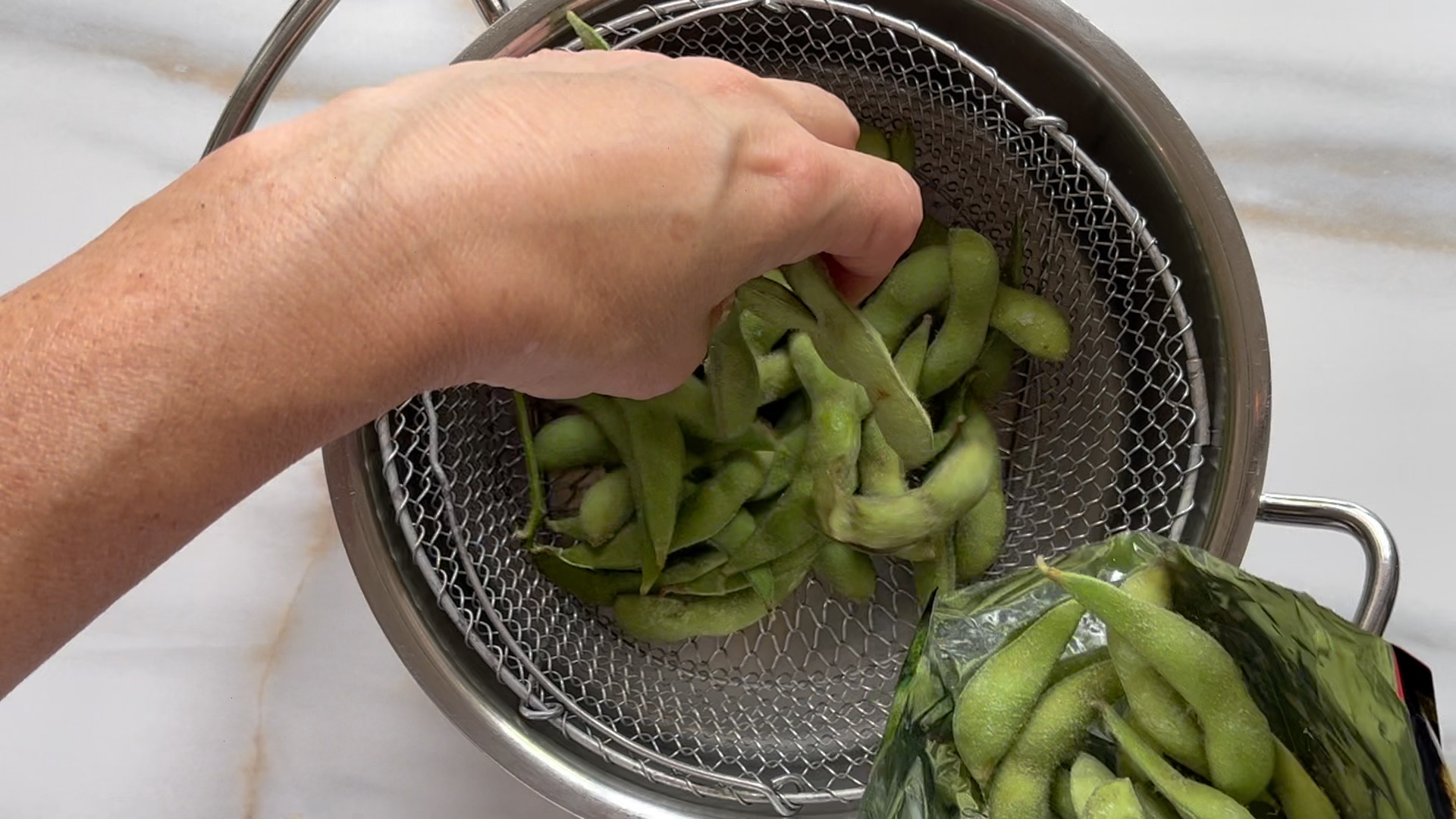 Gefrorene Edamame In Dampfeinsatz