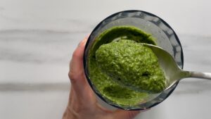 Fertiges Pesto Löffel Mixer