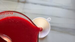 Limonadenkonzentrat Flasche Füllen Trichter