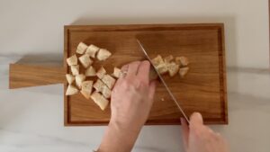Ceasar Salad Croutons Weißbrot Schneiden
