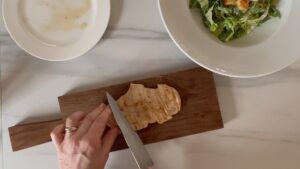 Ceasar Salad Hühnchen Schneiden Brett