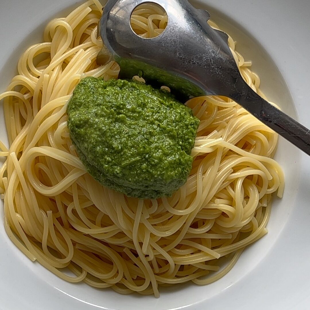 Teller Pesto Spaghetti Spaghettilöffel