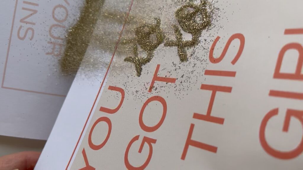 Glitzer Auf Gefaltetets Papier Schütten