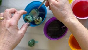Wachteleier Türkis Eierfarbe Schälchen Löffel