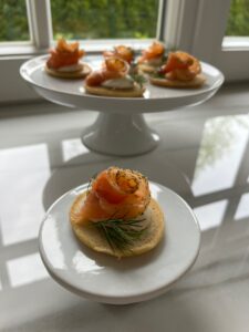 Blini Graved Lachs Kleines Tablett Vor Grossem