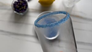 Blauer Zuckerrand Glas