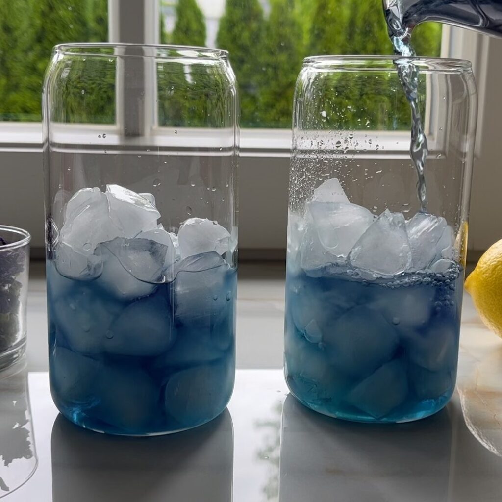 Blauen Malvenblütentee Glas Eiswürfel