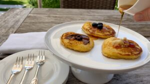 Drei Pancakes Kuchenplatte Ahorn Sirup