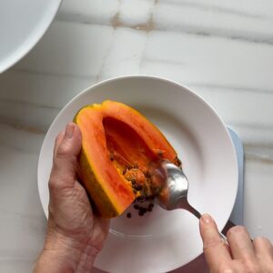 Papaya Eßlöffel Kerne Auskratzen