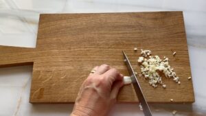 Nuoc Cham Knoblauch Kleinschneiden Brett