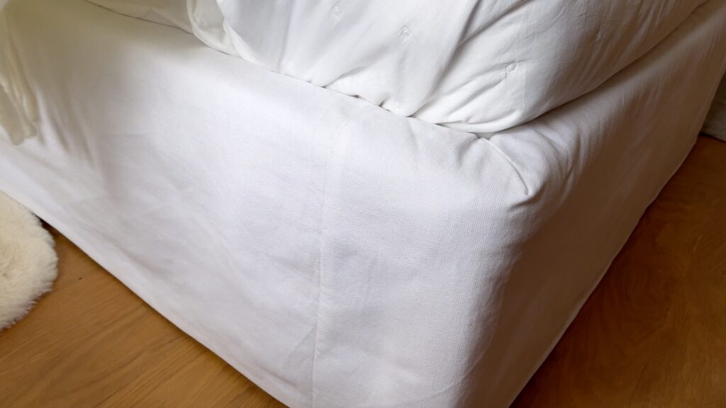 Bettgestell Ueberzug Weiss Ecke