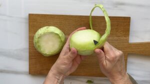 Kohlrabi Schaelen Messer Brett