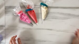 Fertige Spritztüten Eingefärbter Teig