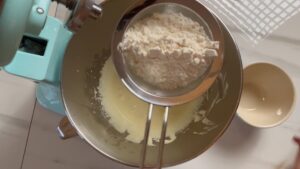 Mehlmischung Eigelbschnee Sieben