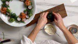 Frischkäse Klecks Mit Dill Bedecken