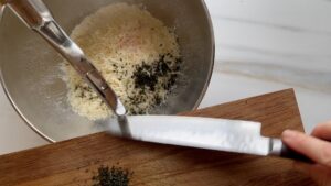 Mehl Salz Pfeffer Thymian Rührschüssel