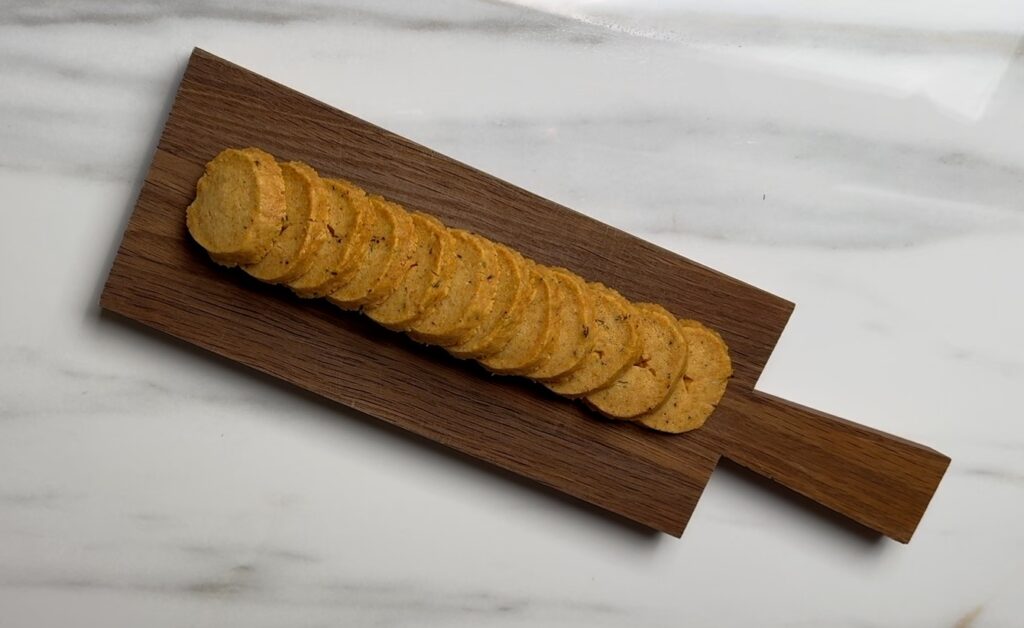 Parmesan Plätzchen Holzbrett