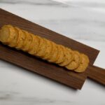 Parmesan Plätzchen Holzbrett