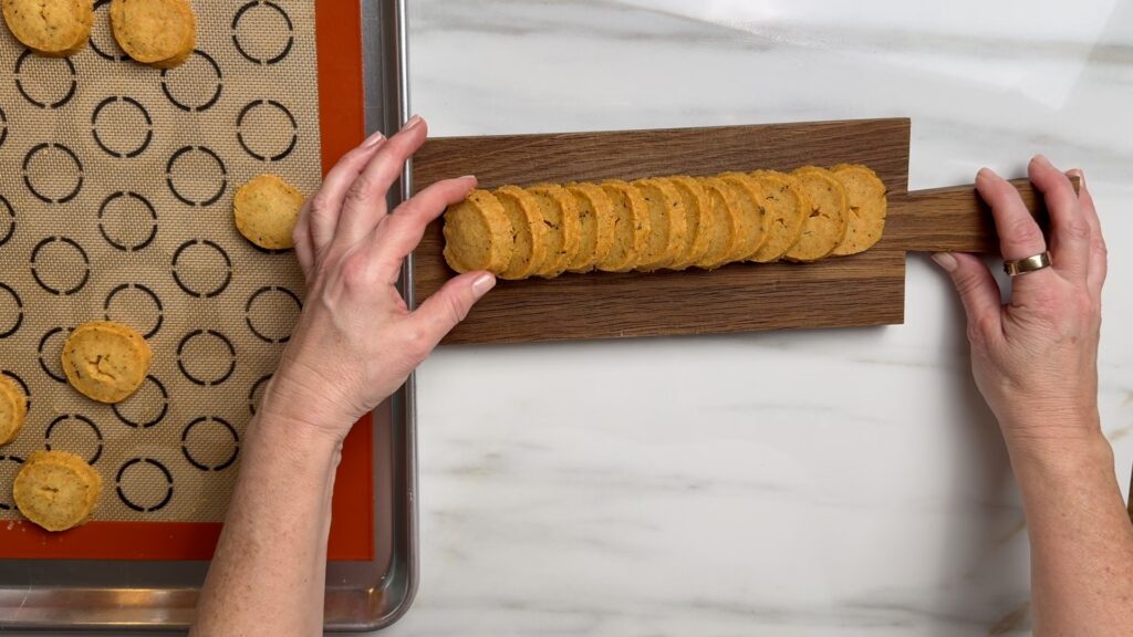 Parmesan Plätzchen Anrichten Holzbrett