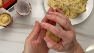 Briocheteiball Krallenhand
