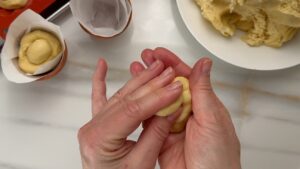 Briocheteig Zur Mitte Hin Falten