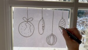 Weihnachtskugeln Fensterbild Kreidestift